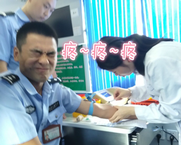 疼skr人！警察在移動(dòng)獻(xiàn)血車上的表情包亮了