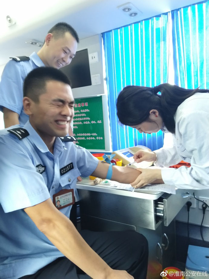 疼skr人！警察在移動(dòng)獻(xiàn)血車上的表情包亮了