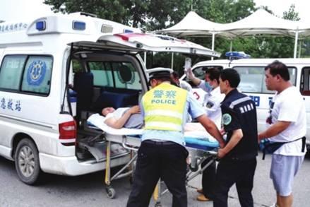 命懸一線牽動(dòng)人心，救護(hù)車臨危不亂治病救人_
